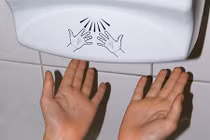 Video: Mối nguy hại từ máy sấy khô tay trong nhà vệ sinh công cộng
