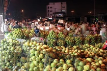 Mỗi đêm chủ vựa thu vài tỷ đồng từ bán nông sản Trung Quốc giá rẻ