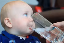 Video: Vì sao trẻ sơ sinh uống nước có thể dẫn tới tử vong?