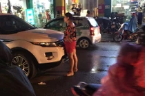 Bắt gặp chồng và bồ trên phố, người vợ ôm con gào khóc trong mưa