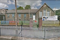 Nhóm thợ kinh hoàng phát hiện xác cá sấu chôn dưới sàn lớp học