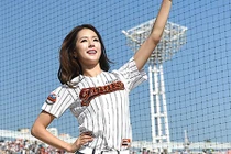 "Thánh nữ" trên sân cỏ lại gây sốt với đôi chân dài miên man