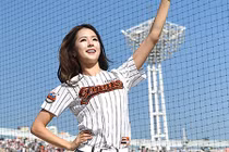 "Thánh nữ" trên sân cỏ lại gây sốt với đôi chân dài miên man