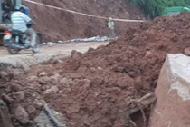 Video: Khối đá to bằng gian nhà án ngữ lòng đường Quốc lộ 6