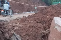 Video: Khối đá to bằng gian nhà án ngữ lòng đường Quốc lộ 6