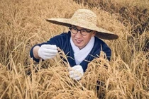 Tài tử "Hoàn Châu cách cách" hết thời, bỏ về quê trồng lúa