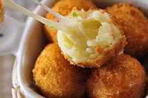 Video: Cách làm phô mai bọc hành tây chiên giòn rụm, ngon ngất ngây