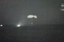 Các phi hành gia rơi xuống biển khi trở về Trái đất