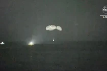 Các phi hành gia rơi xuống biển khi trở về Trái đất