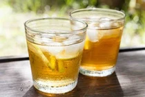 Uống trà đá để giải khát, cẩn thận rước bệnh vào người 