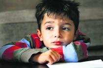 Vợ chồng có nên hồn nhiên âu yếm trước mặt con trẻ?