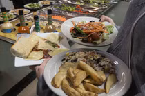 Khách ăn thoải mái vẫn lãi to, mẹo riêng giấu kín của hàng buffet