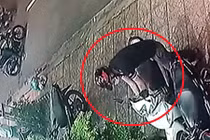 Video: "Đạo chích" trộm xe máy trên vỉa hè, tẩu thoát nhanh như chớp