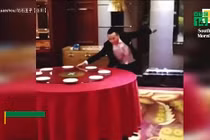 Video: "Dị nhân" Trung Quốc sắp bàn tiệc trong 6 giây