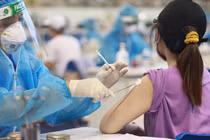  Sau khi tiêm vắc xin phòng COVID-19 cần dõi bao lâu để biết đã an toàn?