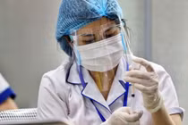 Người đến hạn tiêm vaccine mũi 2 ở TP HCM khi nào sẽ được tiêm?