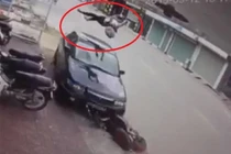 Video: Cô gái đi xe đạp điện bị ôtô húc bay lên không trung