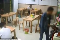 Thiếu 3 nghìn để trả tiền, ông bố lấy con gái 2 tuổi ra gán nợ