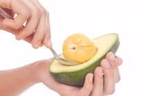 4 sai lầm khi cho con ăn bơ, bé rước bệnh mà không biết