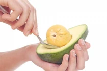 4 sai lầm khi cho con ăn bơ, bé rước bệnh mà không biết