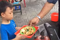 Video: Cậu bé bồi bàn 4 tuổi ở Sài Gòn khiến khách hàng bất ngờ