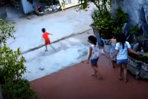 Video: Bé trai chạy sang đường bị xe máy tông văng cả chục mét