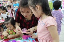 Bí quyết để các ông bố, bà mẹ cai nghiện điện thoại cho con