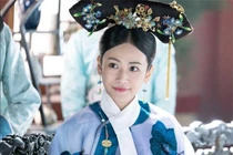 Vị phi tần bị giáng chức vẫn ở hậu cung qua 4 đời Hoàng đế