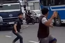 Video: Hỗn chiến giữa xe khách và xe tải sau va chạm