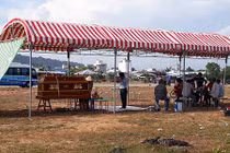 Dân Phú Quốc đến viếng người không quen biết