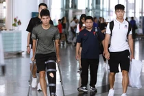 Đình Trọng check-in về nước sau khi điều trị chấn thương ở Singapore