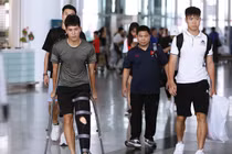 Đình Trọng check-in về nước sau khi điều trị chấn thương ở Singapore