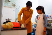 Video: Bí kíp giúp con gái 10 tuổi thành “thần đồng kinh doanh” của mẹ trẻ