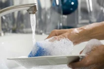 Mẹo hay giúp chị em "vẩy tay" là sạch ngay núi chén bát