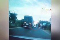 Video: Ô tô con vượt ẩu bị container húc bay lên dải phân cách