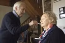 Video: Chuyện "ngôn tình" của ông lão ngày ngày trang điểm cho vợ