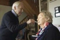 Video: Chuyện "ngôn tình" của ông lão ngày ngày trang điểm cho vợ