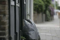 Video: Người phụ nữ bị tống giam vì chọn sai túi rác ở Anh