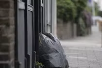 Video: Người phụ nữ bị tống giam vì chọn sai túi rác ở Anh