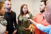 Bác sĩ tự dùng tinh trùng thụ tinh cho bệnh nhân