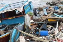 Quảng Bình: 46 tàu tiền tỷ tan tác sau bão số 2