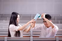 Chồng chỉ biết quỳ xuống xin lỗi khi nhìn thấy vợ cũ ngã quỵ