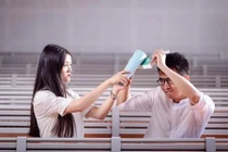 Chồng chỉ biết quỳ xuống xin lỗi khi nhìn thấy vợ cũ ngã quỵ