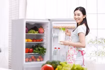 Tuyệt chiêu khử mùi hôi tủ lạnh khiến chồng lác mắt của vợ đảm