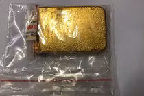 Thỏi vàng “khủng” trong vali ở sân bay Tân Sơn Nhất