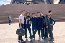 Kim Lý cùng “em yêu” Hồ Ngọc Hà diện giày đôi sánh vai du lịch Úc