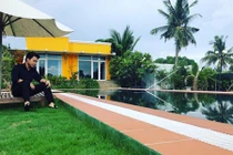 Video: Ngắm biệt thự rộng thẳng cánh cò bay của bạn trai Hòa Minzy