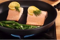 Cách đơn giản hô biến chiếc chảo thường thành chảo chống dính chỉ trong nháy mắt