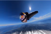 Kỳ tích của người đầu tiên bay ra khỏi một ngọn núi lửa đang hoạt động