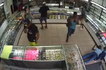 Video: “Thần thái phi phàm” của thanh niên khi gặp cướp